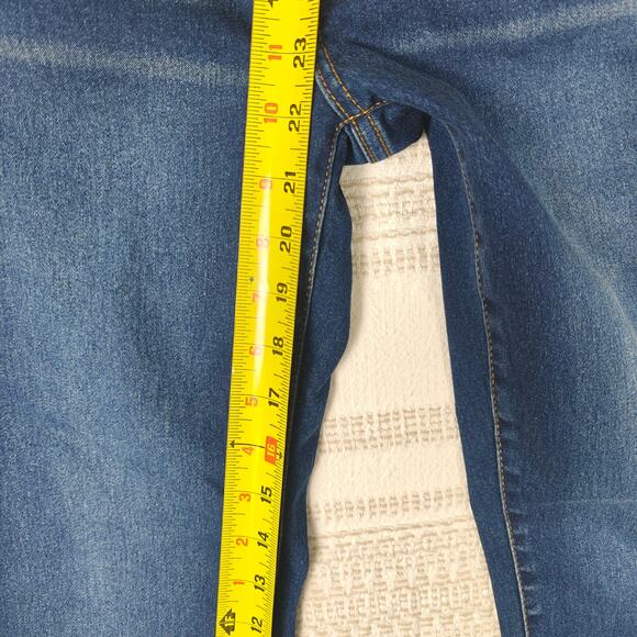 Tahari Button Fly Mid Rise Capri Jeans Medium Wash Size 8/29 Women’s - Picture 5 of 8